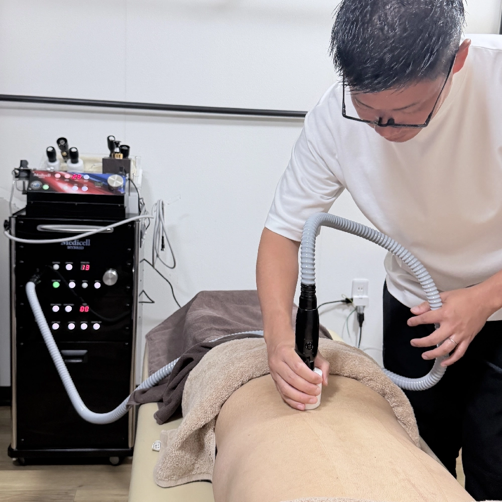 たいよう整骨院でメディセルハイブリッドの施術をする様子